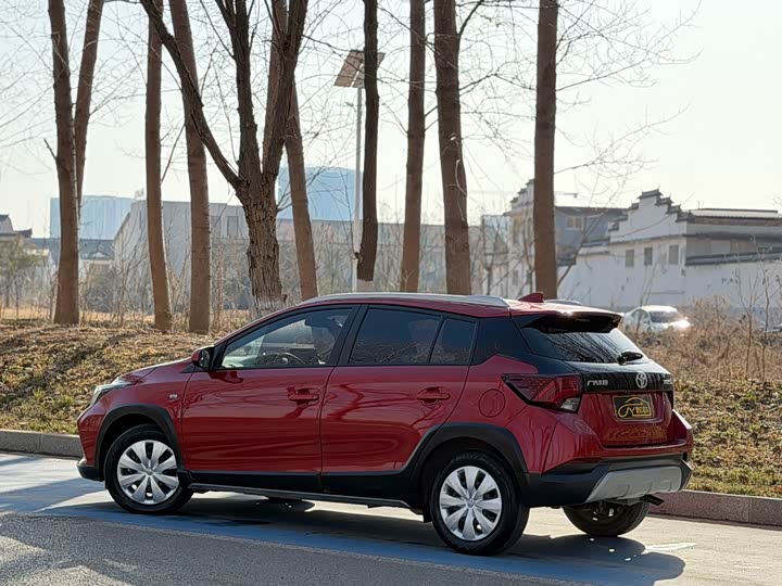 Фото 4 - Toyota Yaris L Hatchback