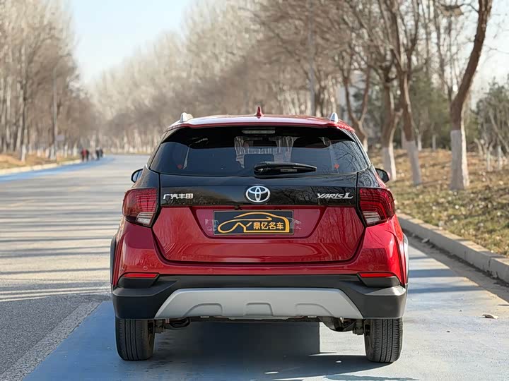 Фото 5 - Toyota Yaris L Hatchback