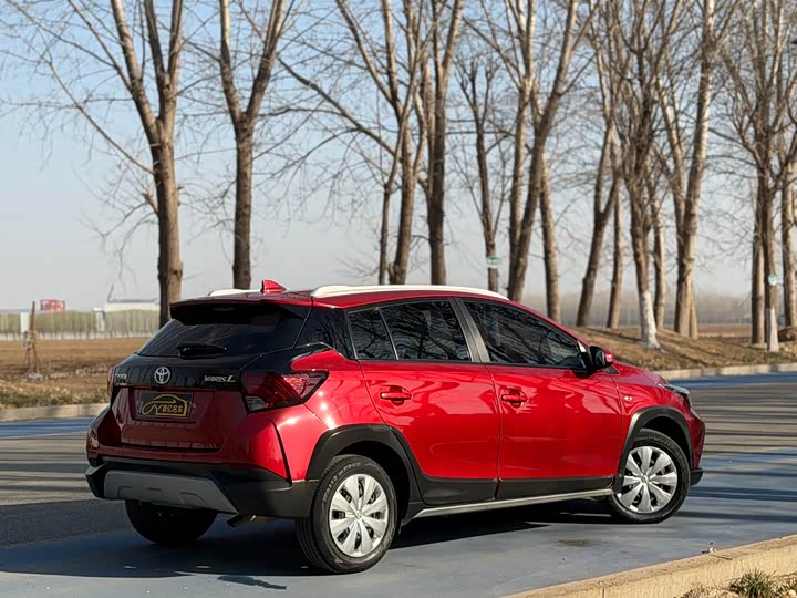 Фото 6 - Toyota Yaris L Hatchback