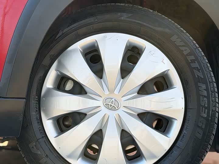 Фото 8 - Toyota Yaris L Hatchback