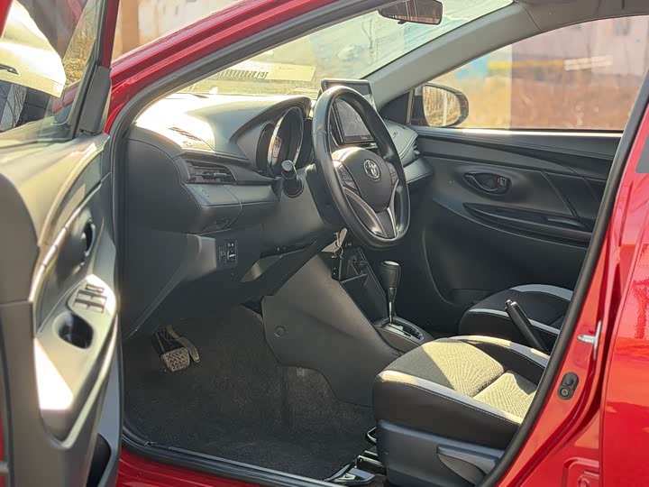 Фото 9 - Toyota Yaris L Hatchback