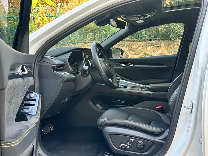 Фото 4 - Geely Preface