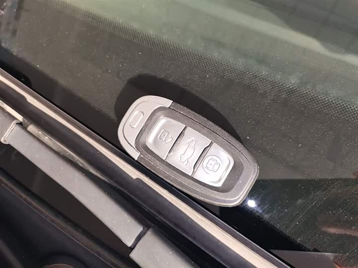 Фото 9 - Hongqi E-QM5