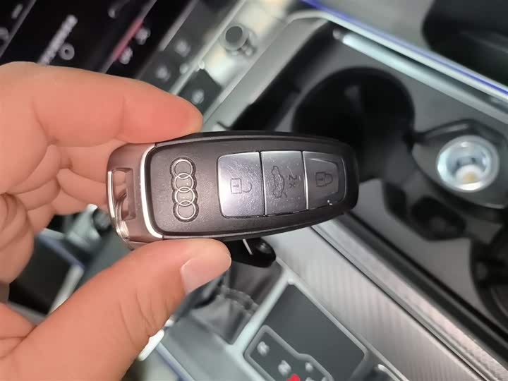 Фото 9 - Audi A7L