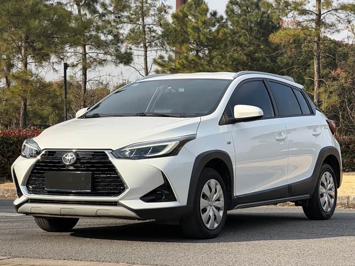 Фото 1 - Toyota Yaris L Hatchback