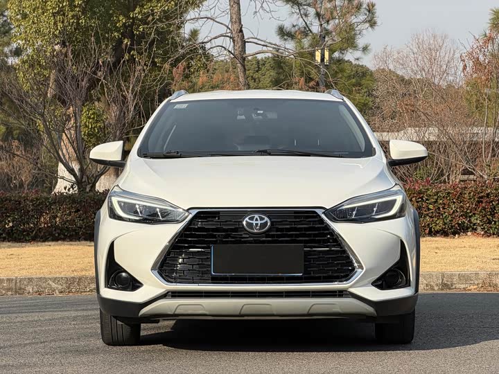 Фото 2 - Toyota Yaris L Hatchback