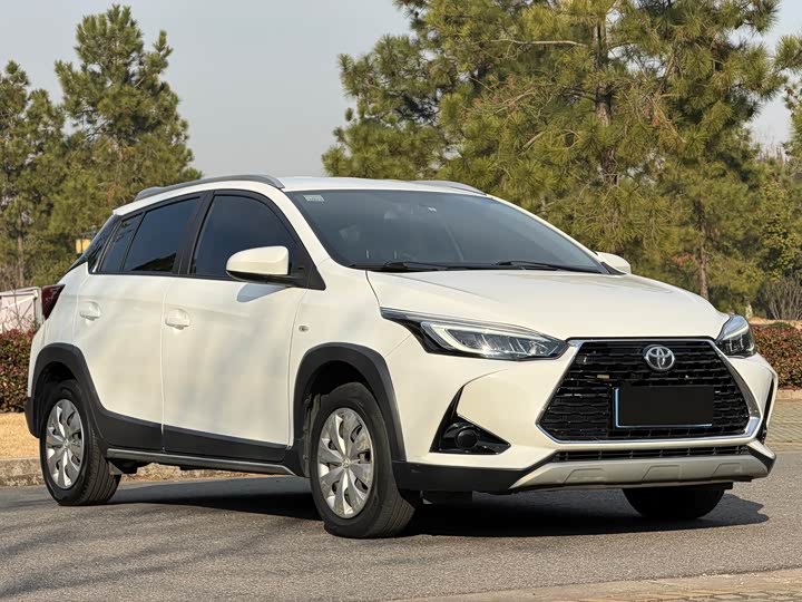 Фото 3 - Toyota Yaris L Hatchback