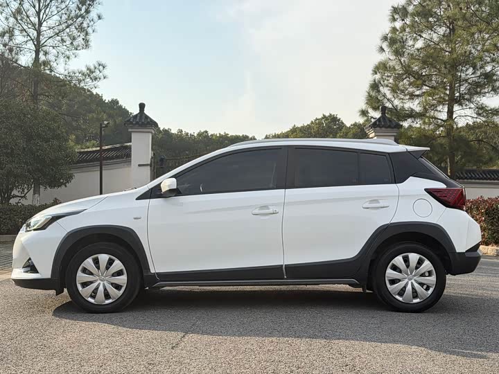 Фото 4 - Toyota Yaris L Hatchback