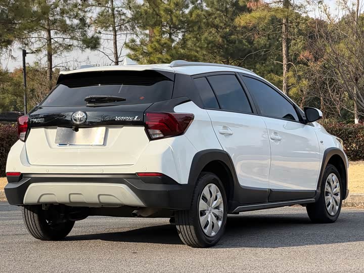 Фото 5 - Toyota Yaris L Hatchback