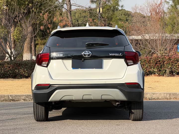 Фото 6 - Toyota Yaris L Hatchback