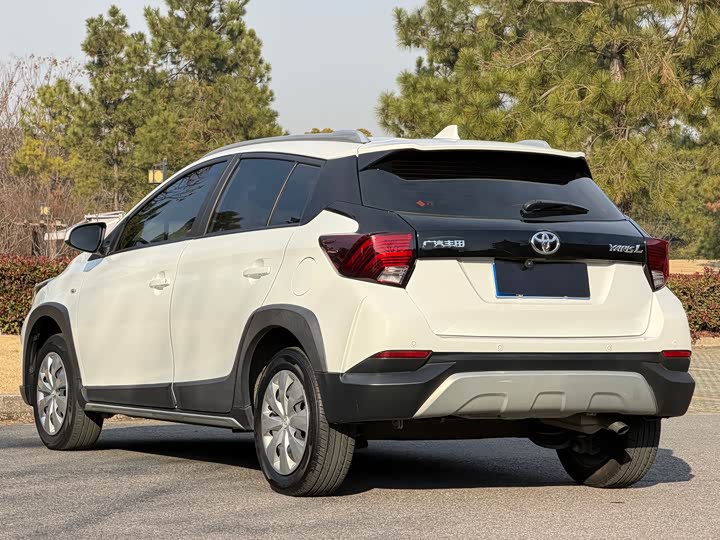 Фото 7 - Toyota Yaris L Hatchback