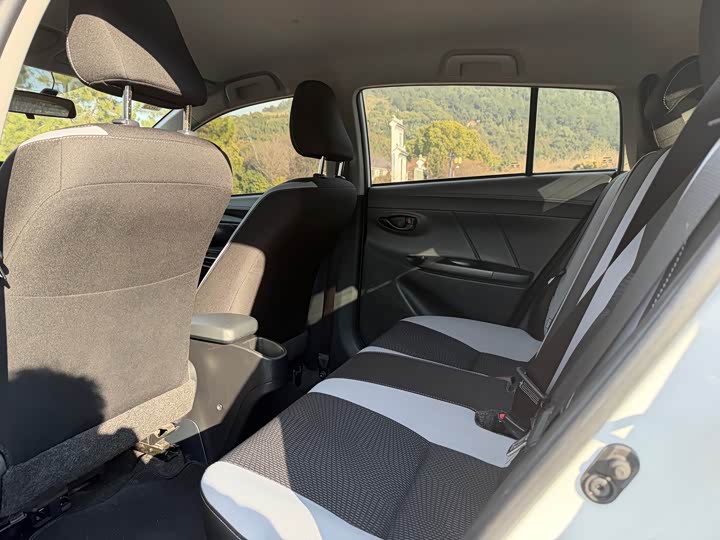 Фото 8 - Toyota Yaris L Hatchback