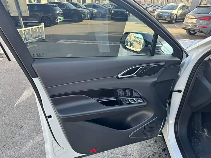 Фото 6 - Hongqi HS3 Hybrid