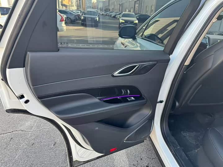 Фото 9 - Hongqi HS3 Hybrid