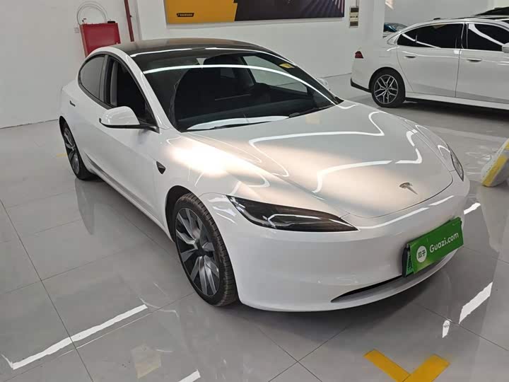 Фото 4 - Tesla Model 3