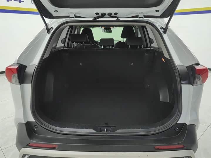 Фото 4 - Toyota RAV4