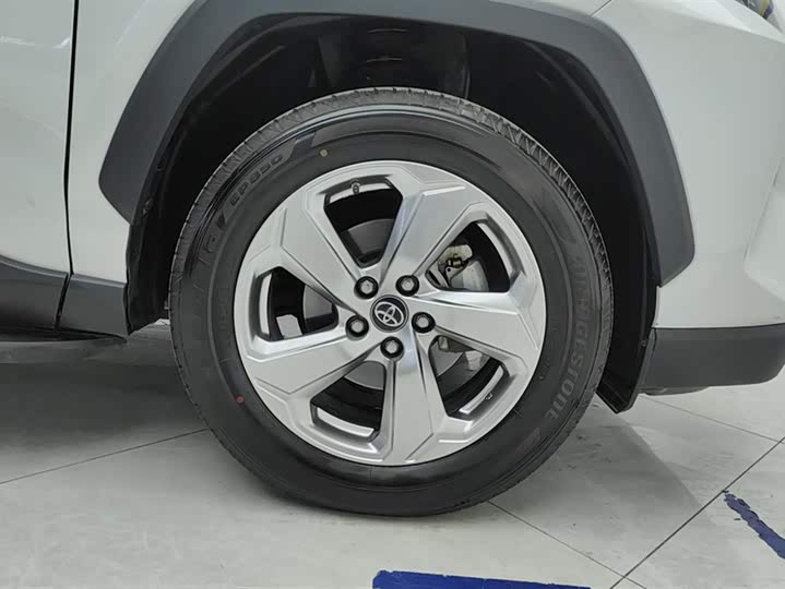 Фото 6 - Toyota RAV4