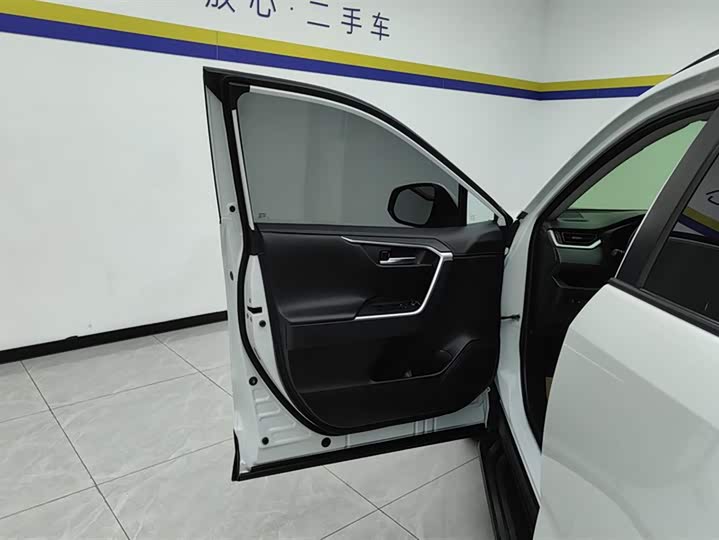 Фото 7 - Toyota RAV4