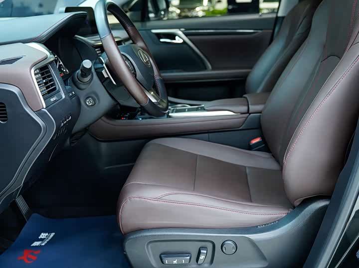 Фото 4 - Lexus RX