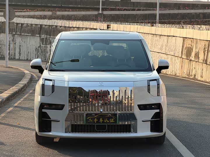 Фото 2 - Zeekr 009