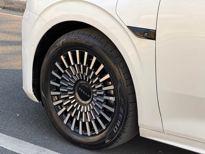 Фото 4 - Zeekr 009