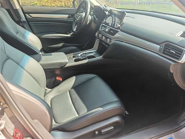 Фото 8 - Honda Accord