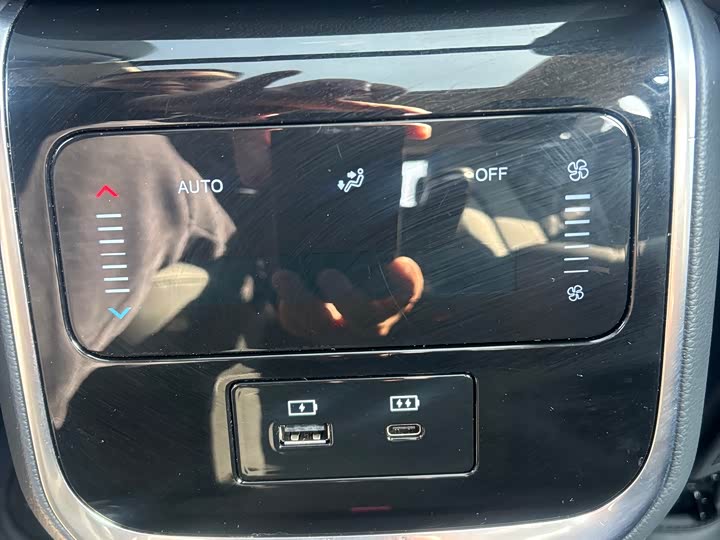 Фото 7 - Hongqi HS7 Hybrid