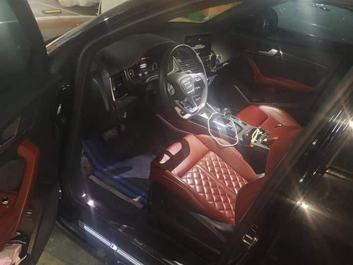 Фото 9 - Audi Q5L