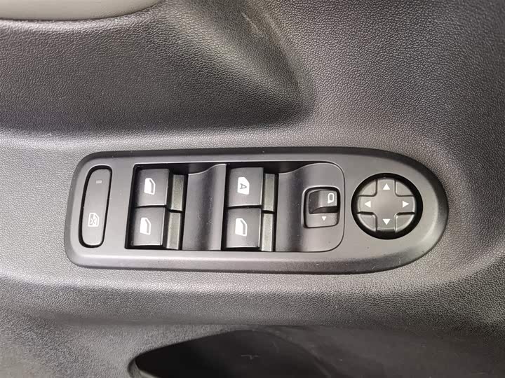 Фото 9 - Citroen C3-XR