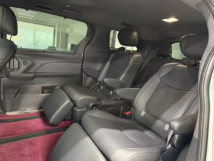 Фото 3 - Toyota Sienna