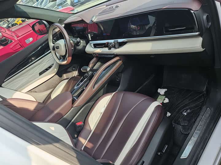 Фото 6 - Geely Monjaro