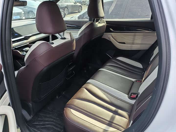 Фото 8 - Geely Monjaro