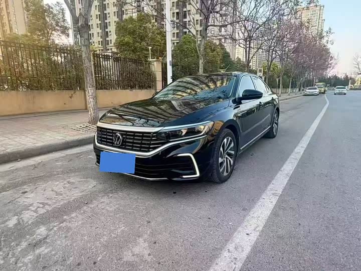 Фото 1 - Volkswagen Passat Hybrid