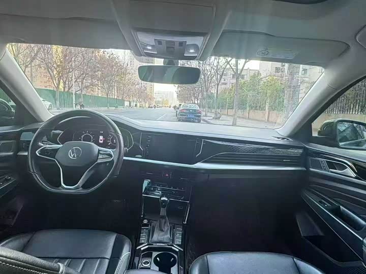 Фото 8 - Volkswagen Passat Hybrid