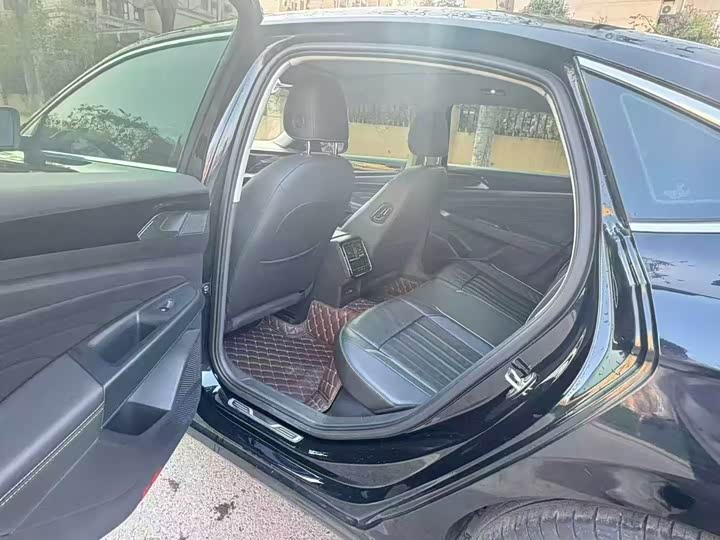 Фото 9 - Volkswagen Passat Hybrid