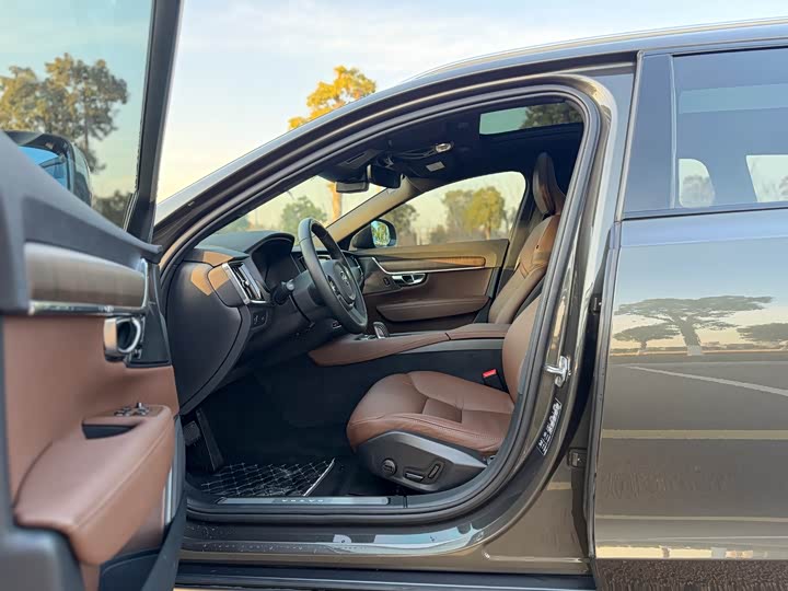 Фото 8 - Volvo V90