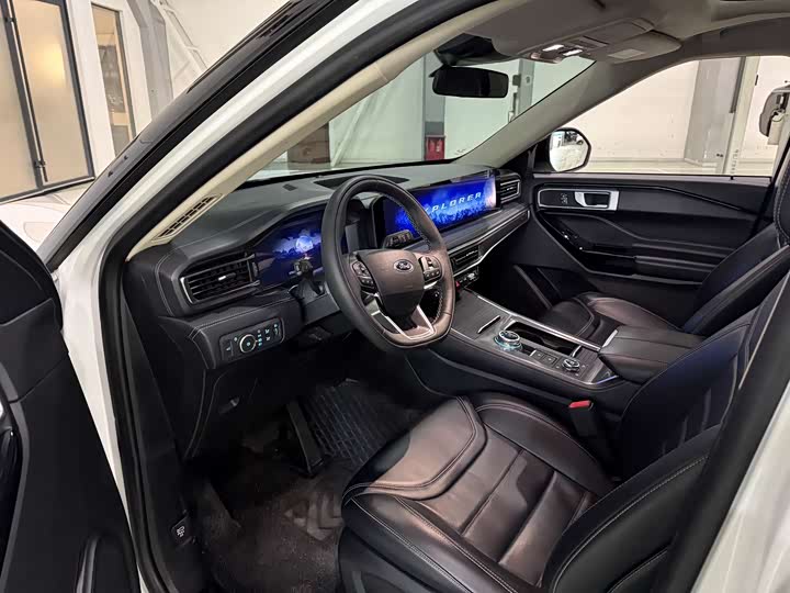 Фото 8 - Ford Explorer