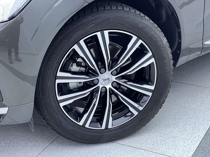 Фото 8 - Volvo XC60