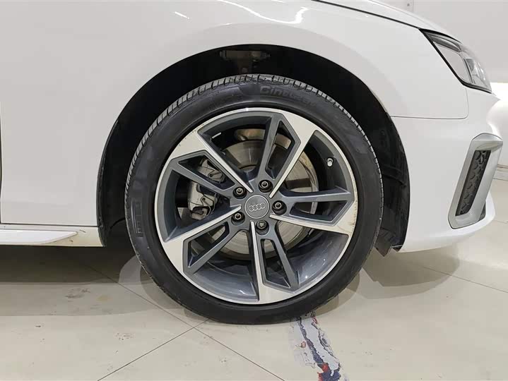 Фото 6 - Audi A4L