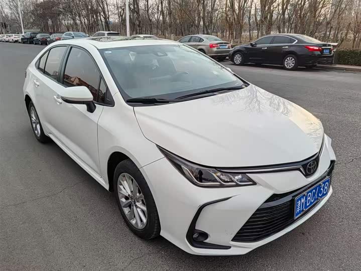 Фото 2 - Toyota Corolla