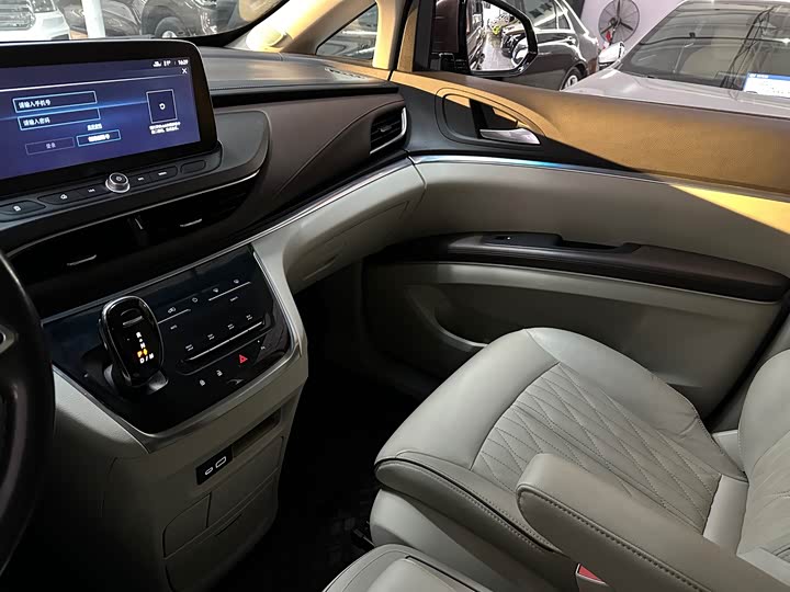 Фото 8 - Buick GL8 ES