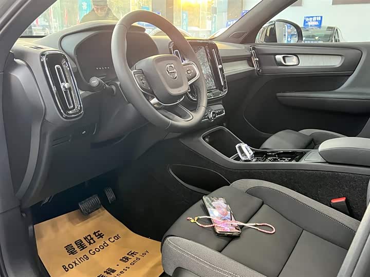 Фото 4 - Volvo XC40