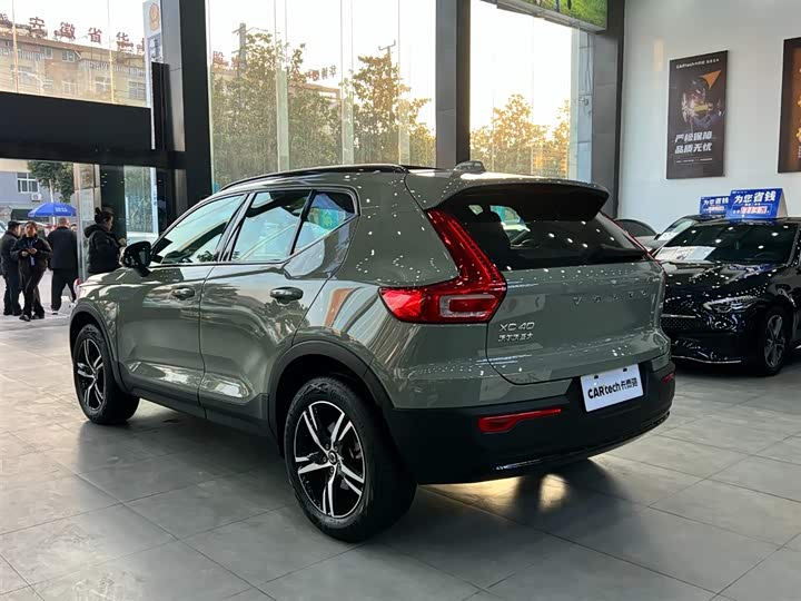 Фото 8 - Volvo XC40