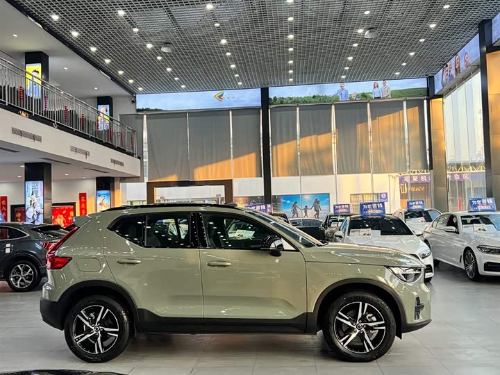 Фото 9 - Volvo XC40
