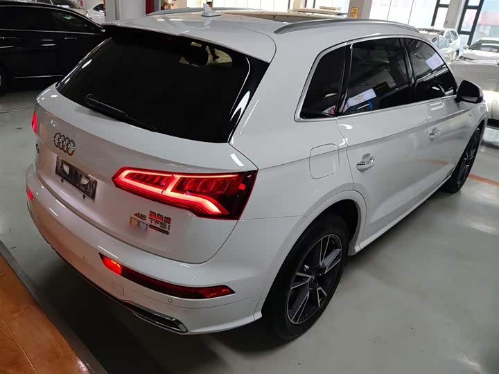 Фото 7 - Audi Q5L