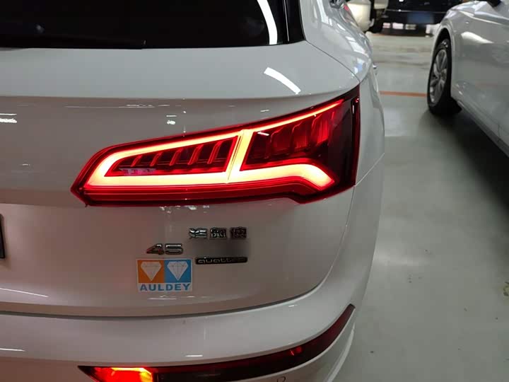 Фото 8 - Audi Q5L