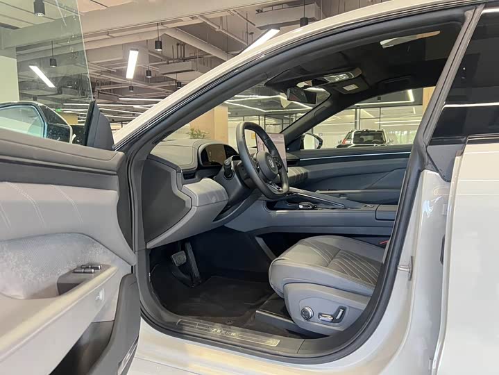 Фото 7 - Zeekr 001