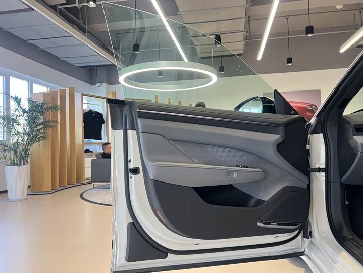 Фото 8 - Zeekr 001