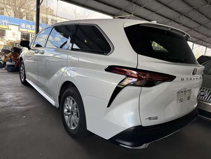 Фото 3 - Toyota Granvia