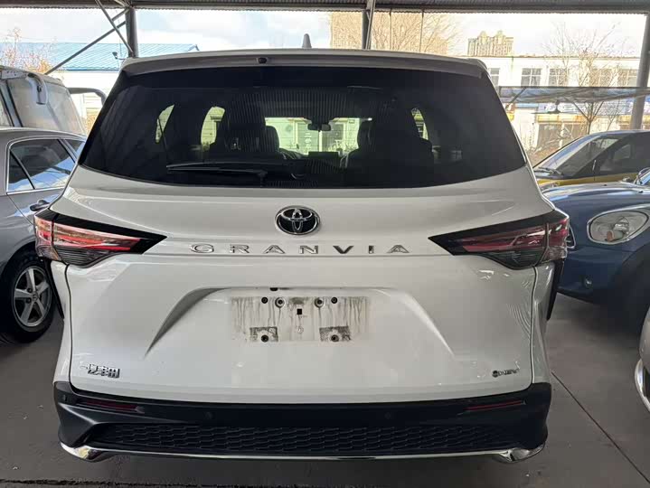 Фото 4 - Toyota Granvia